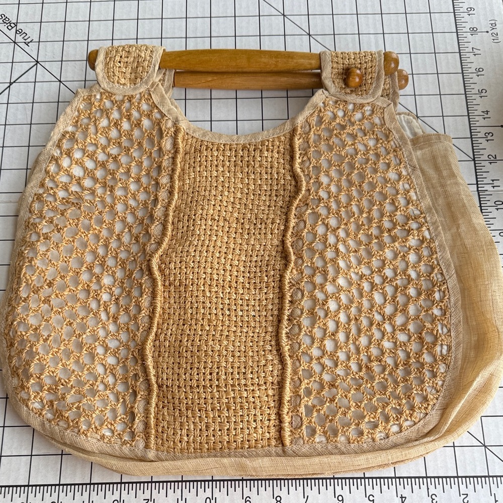 Vintage Boho Straw Bag with Wooden Handles – 1970s Natural Fiber Purse